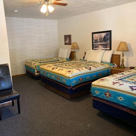 Chief Motel Къстър Екстериор снимка