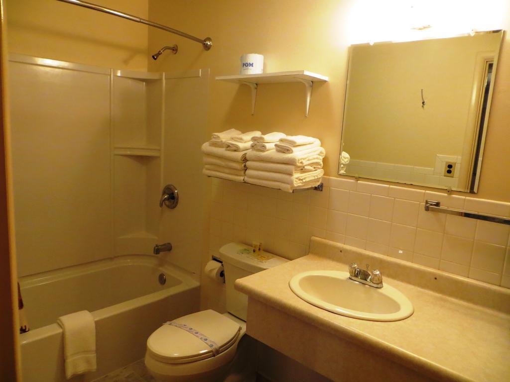 Chief Motel Къстър Екстериор снимка
