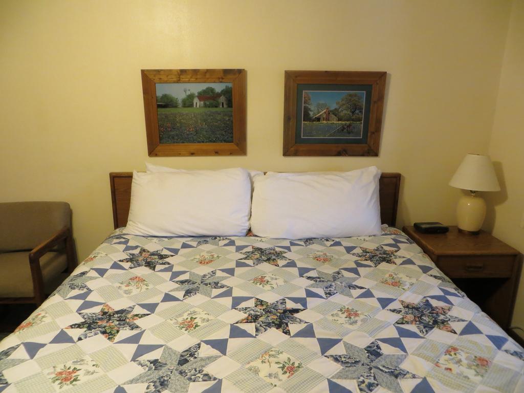 Chief Motel Къстър Екстериор снимка
