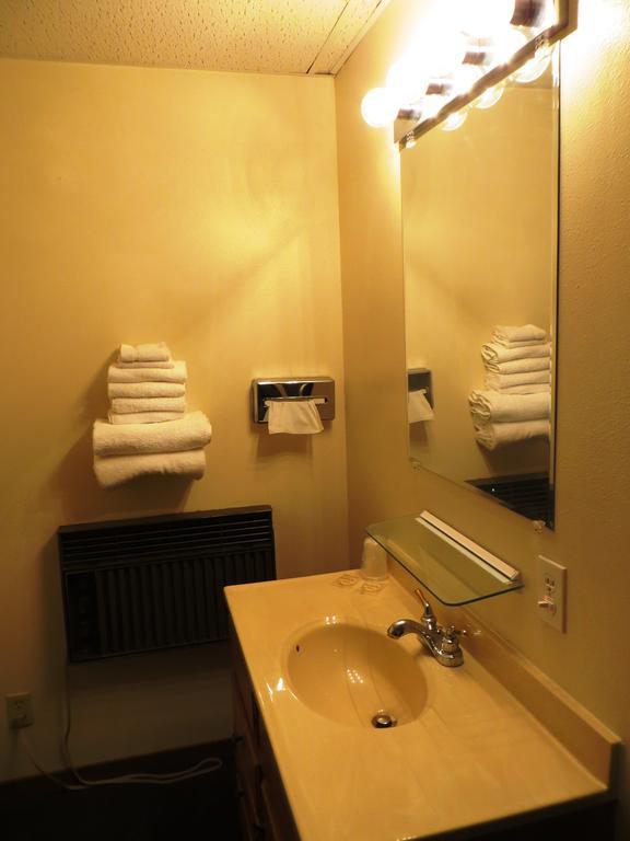 Chief Motel Къстър Екстериор снимка