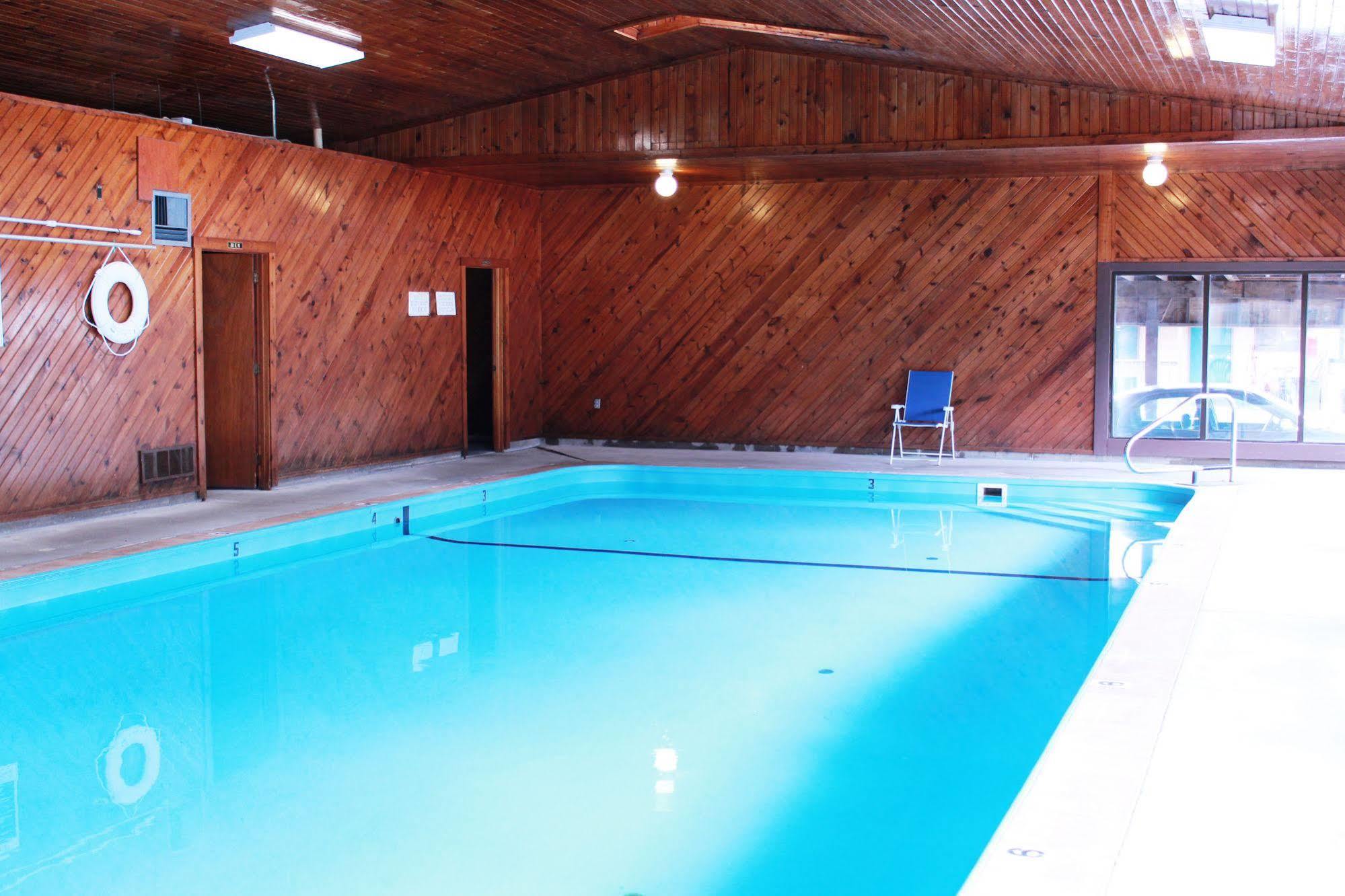 Chief Motel Къстър Екстериор снимка